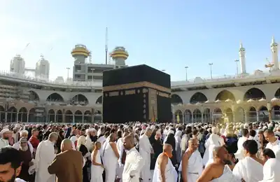 Pilgrims at Masjid al-Haram during daytime, Makkah — umrah packages uk