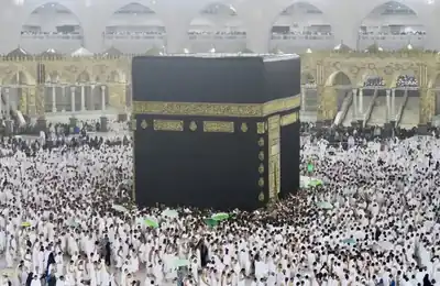 Crowds around the Kaaba at Masjid al-Haram, Makkah — umrah packages uk