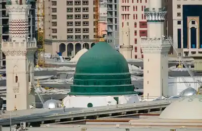 Masjid an-Nabawi Green Dome across Madinah — umrah packages uk