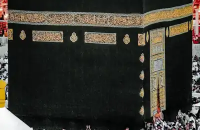 Close view of the Kaaba and pilgrims performing tawaf — umrah packages uk