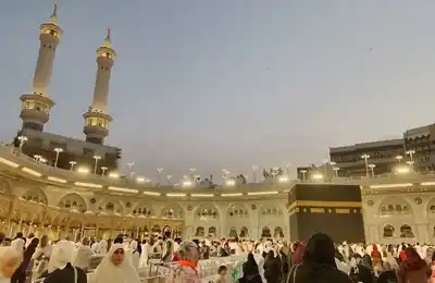 Pilgrims gather at the Kaaba in Makkah — umrah packages uk